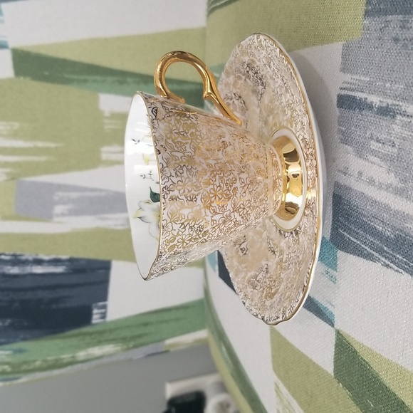 Windsor Bone China Teacup And Saucer With Gold Lace ANd Dogwood Pattern EUC - Picture 12 of 13